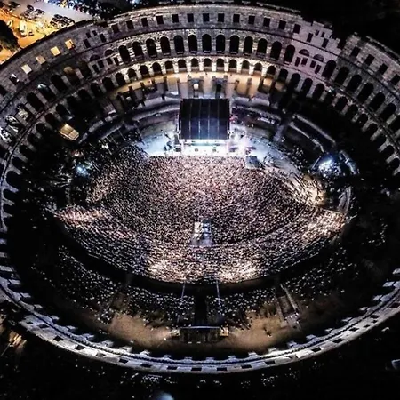 Centar With Parking بولا